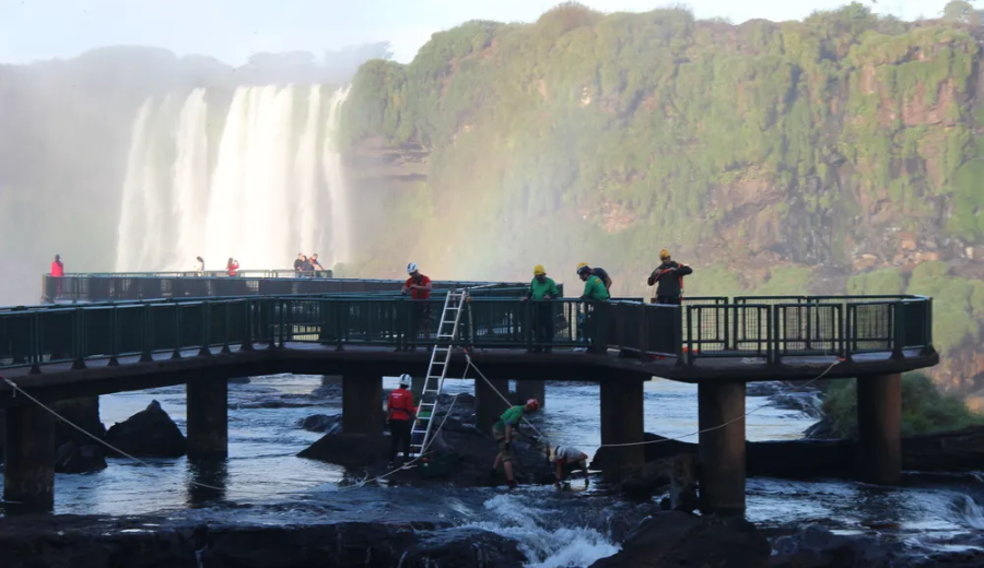 Foram retirados158 quilos de moedas do Rio Iguaçu, nas Cataratas do Iguaçu. – Foto: Urbia Cataratas / Reprodução