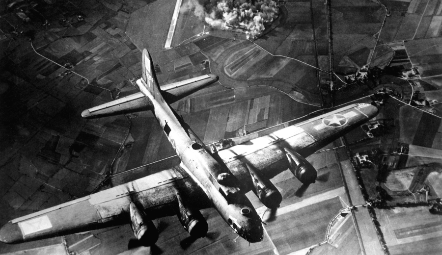 Bombardeiro B-17 atacando uma fábrica - Foto: Poder Aéreo / Reprodução 