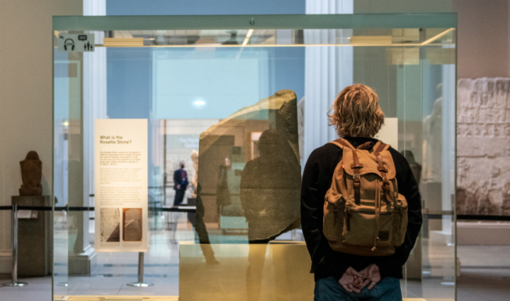 Fotografia da Pedra de Roseta no Museu Britânico / Crédito: Getty Images