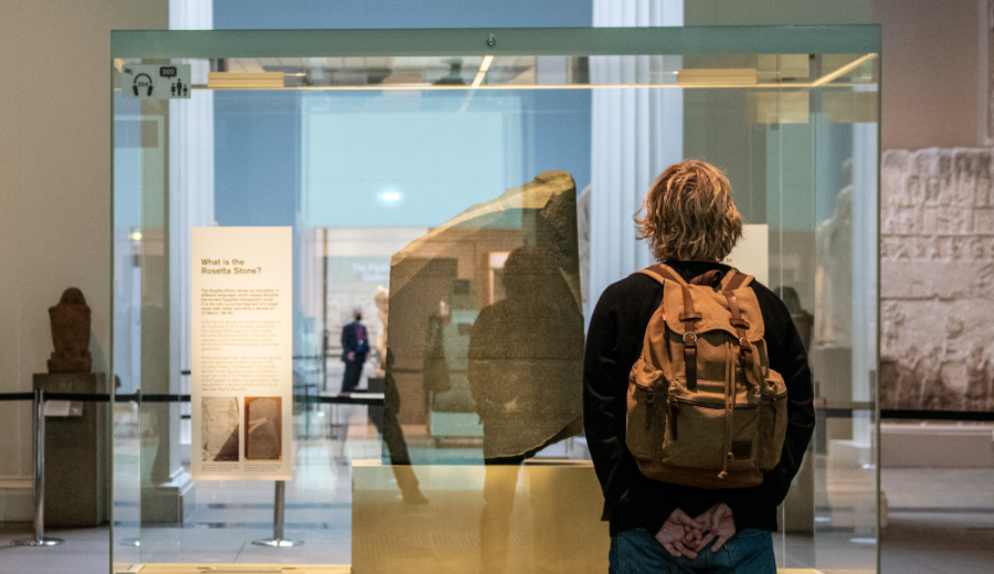 Fotografia da Pedra de Roseta no Museu Britânico / Crédito: Getty Images