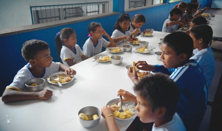 Hora da merenda em escola ribeirinha no interior do Amazonas - Foto: Agência Senado