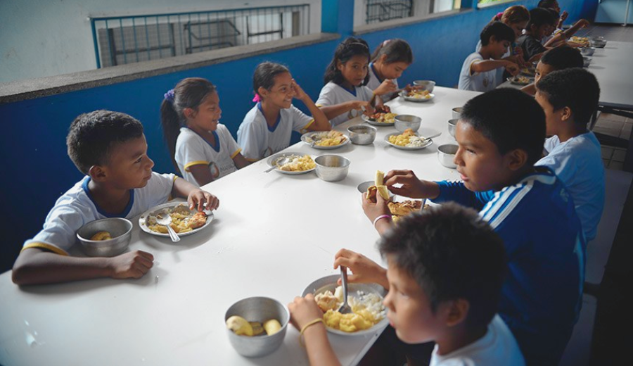 Hora da merenda em escola ribeirinha no interior do Amazonas - Foto: Agência Senado