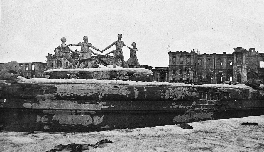 A fonte Barmaley, um dos símbolos de Stalingrado, logo após a batalha - Foto: Wikipédia / Reprodução