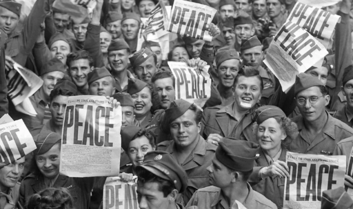 Celebração do fim da Segunda Guerra Mundial em Paris, em 1945 (Foto: Domínio Público)
... Leia mais em https://www.cartacapital.com.br/mundo/em-plena-pandemia-paises-recordam-75o-aniversario-do-fim-da-segunda-guerra-mundial/. O conteúdo de CartaCapital está protegido pela legislação brasileira sobre direito autoral. Essa defesa é necessária para manter o jornalismo corajoso e transparente de CartaCapital vivo e acessível a todos