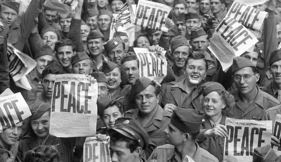 Celebração do fim da Segunda Guerra Mundial em Paris, em 1945 (Foto: Domínio Público)
... Leia mais em https://www.cartacapital.com.br/mundo/em-plena-pandemia-paises-recordam-75o-aniversario-do-fim-da-segunda-guerra-mundial/. O conteúdo de CartaCapital está protegido pela legislação brasileira sobre direito autoral. Essa defesa é necessária para manter o jornalismo corajoso e transparente de CartaCapital vivo e acessível a todos