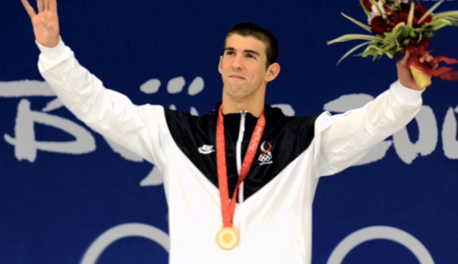 Michael Phelps no pódio de Pequim em 2008 - Foto: Divulgação