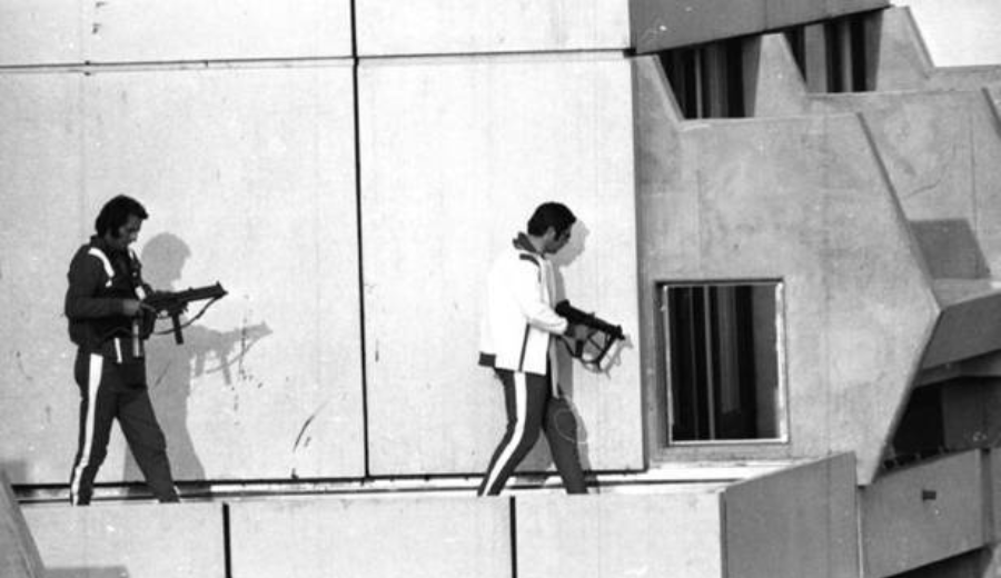Na imagem, policiais alemães, armados com metralhadoras e vestidos com trajes esportivos, fazem guarda no telhado do prédio onde o grupo mantinha os reféns - Foto: Reprodução / R7