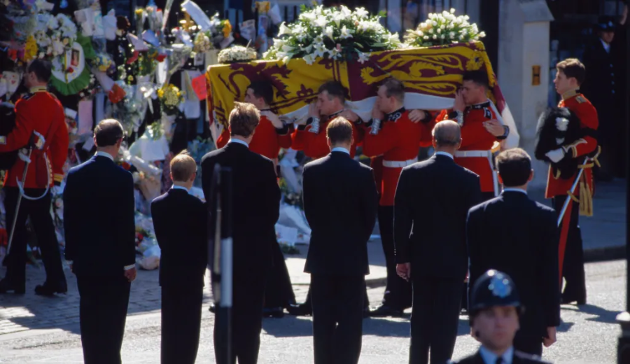Príncipes e o então príncipe Charles acompanham funeral da princesa Diana - Foto: Peter Turnley/Corbis/VCG via Getty Images / CNN