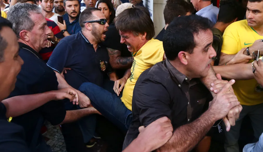 Bolsonaro é retirado às pressas por seguranças após ataque em Juiz de Fora — Foto: Fábio Motta/Estadão Conteúdo / G1 / Reprodução
