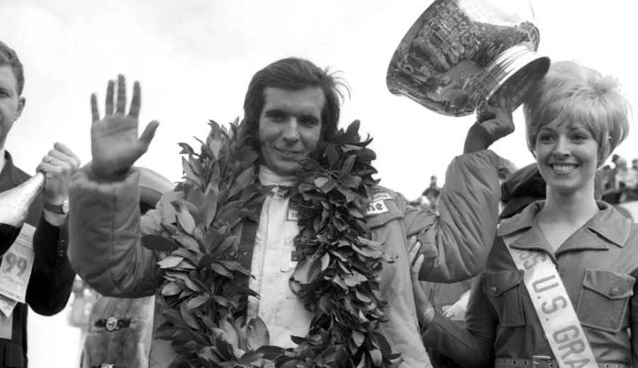 Emerson Fittipaldi comemora primeira vitória na F1, em 1970 - Foto: Getty Images / Globo / Reprodução