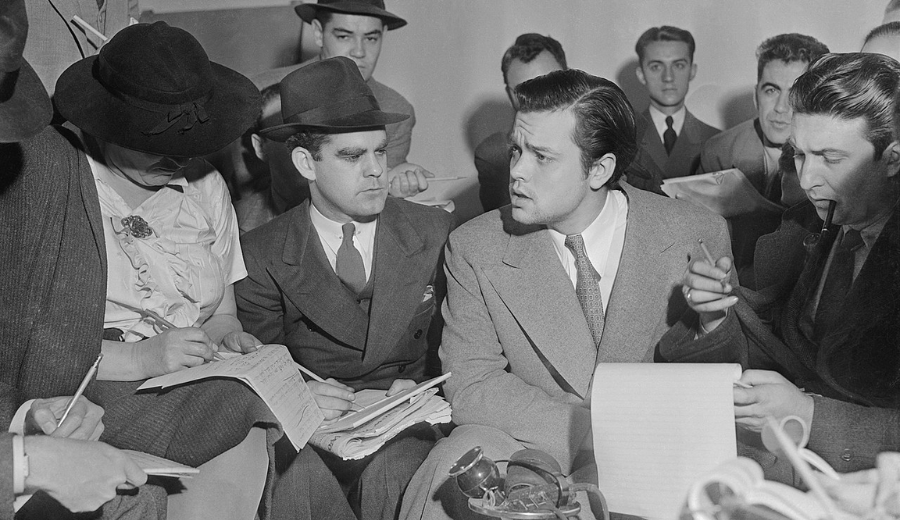 Orson Welles explica para jornalistas a transmissão de "A Guerra dos Mundos" - Foto: Acme News Photos / Wikipédia / Reprodução