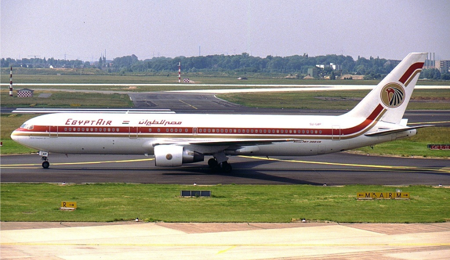 A aeronave envolvida no acidente, um Boeing 767 (SU-GAP) da EgyptAir em 1992, no Aeroporto de Düsseldorf - Foto: Reprodução
