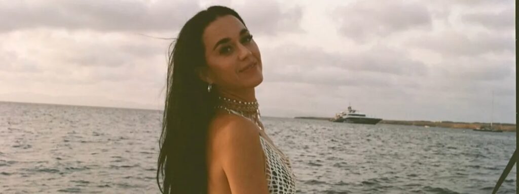 katy-perry-aparece-curtindo-a-vida-em-ibiza-no-clipe-de-lifetimes-1024x384